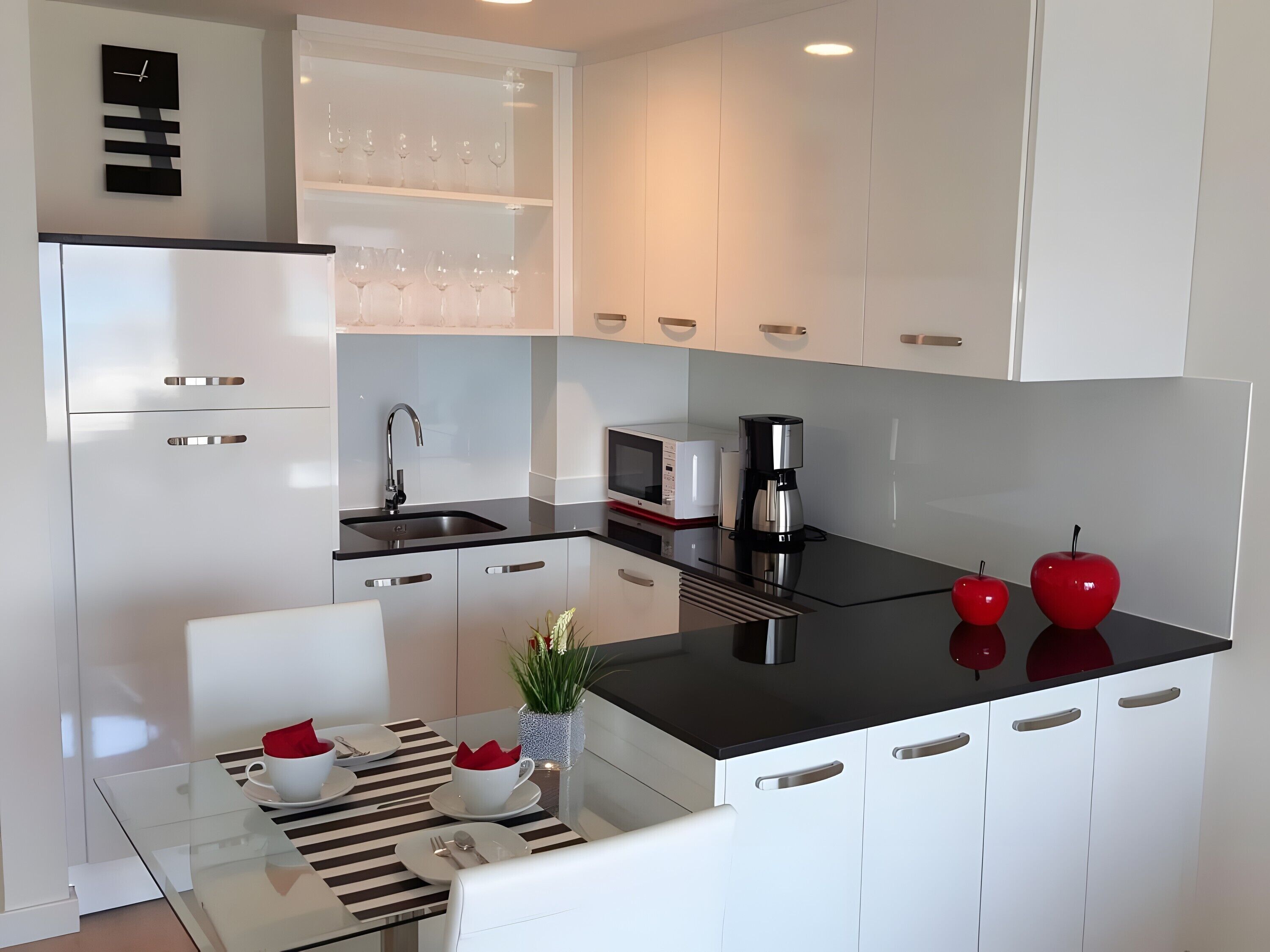 冷蔵庫、電子レンジ、オーブン、コンロ