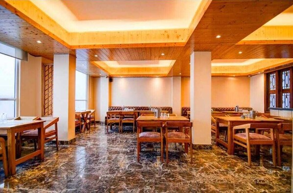 Deluxe Double Room, Hill View | Dining