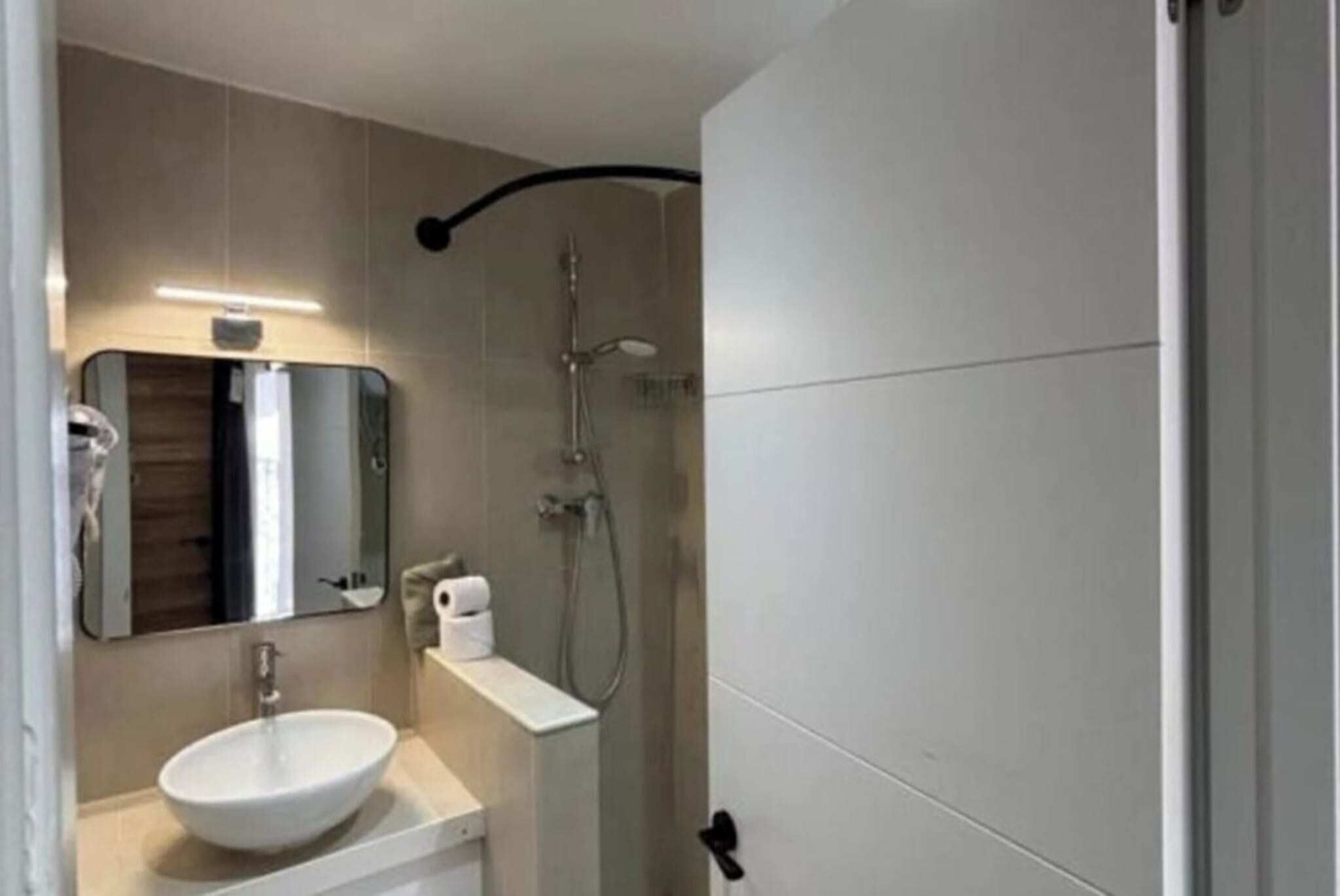 Douche, sèche-cheveux, serviettes fournies, savon
