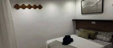 1 室のベッドルーム、セーフティボックス (室内)、アイロン / アイロン台、旅行用ベビーベッド