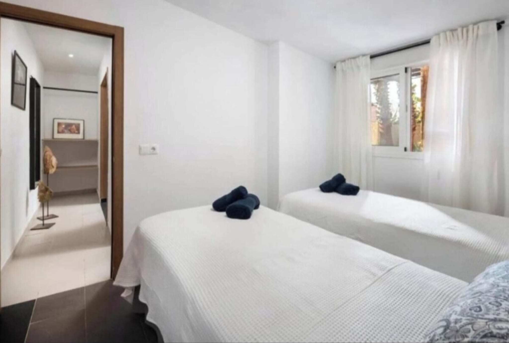 1 slaapkamer, een kluis op de kamer, een strijkplank/strijkijzer