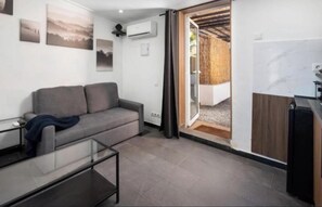 Smart-TV, DVD-Player, Musikbibliothek, Stereoanlage