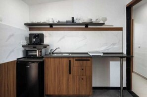 Refrigerador, horno, parrilla de estufa y cafetera y tetera 