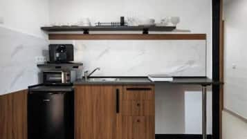 Coffee/tea maker, fridge, oven, stovetop