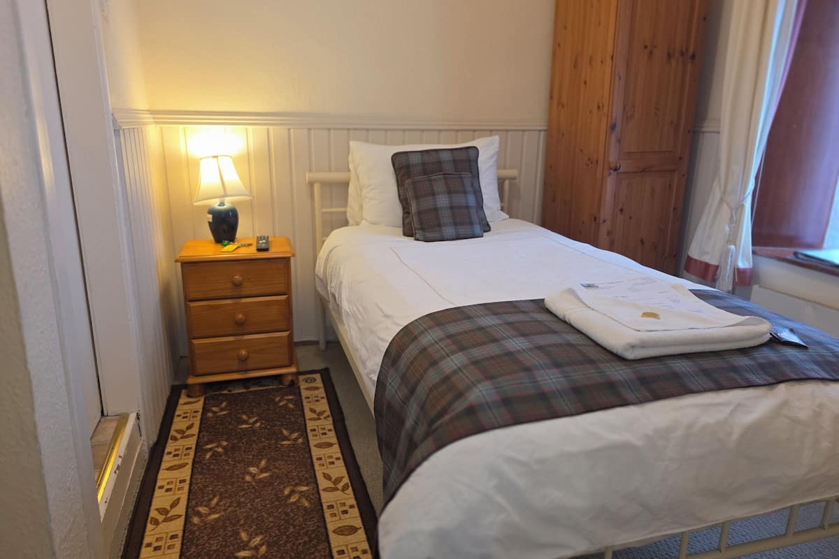 Standard Single Room, Ensuite | Hypo-allergenic bedding available, blackout drapes, WiFi (free)