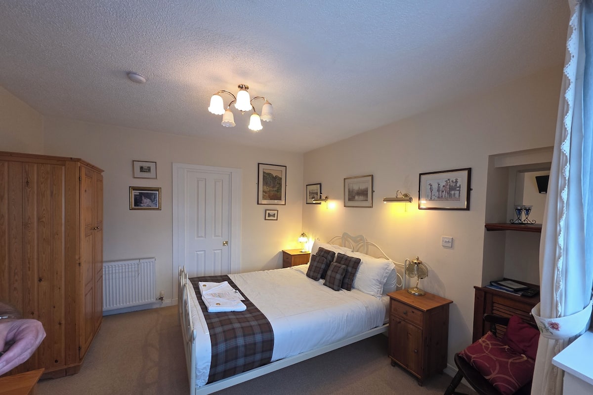 Hypo-allergenic bedding available, blackout drapes, WiFi (free)