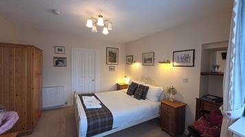 Hypo-allergenic bedding, blackout curtains, free WiFi, bed sheets