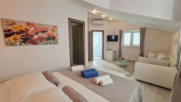 Kamar Triple Comfort, balkon, pemandangan laut | Brankas, tirai kedap cahaya, dan Wi-Fi gratis