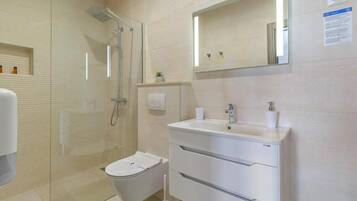 Comfort Triple Room, Balcony, Sea View | Bathroom