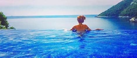 Piscina externa sazonal, espreguiçadeiras