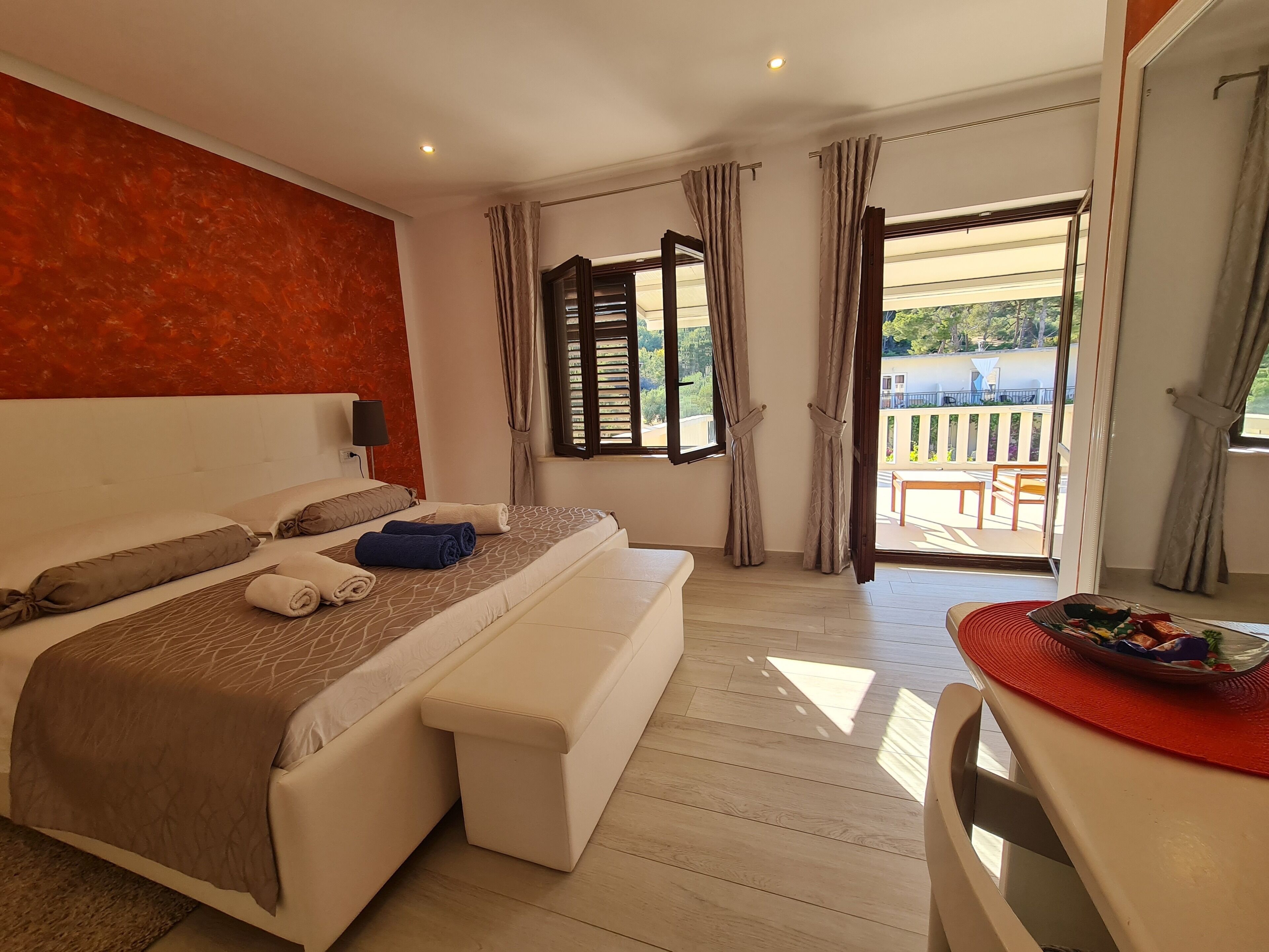Comfort tweepersoonskamer, balkon, uitzicht op heuvels | Een kluis op de kamer, verduisterende gordijnen, gratis wifi