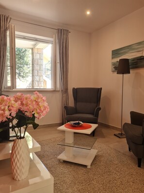 Habitación doble, vista a la colina | Caja de seguridad en la habitación, cortinas blackout y wifi gratis 