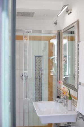 Shower, hair dryer, bidet, towels - AMORE RENTALS - Villa Costa Incantata with Sea View and Jacuzzi (Amalfi)