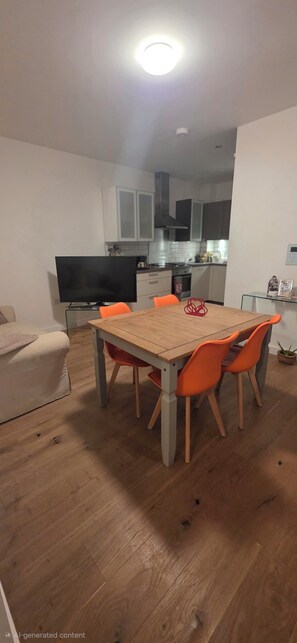 Shared Dormitory, 1 Bedroom | Dining room - Room-cozy Guest Room in Vibrant London w (London)