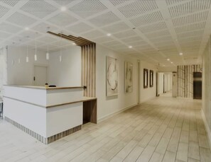 Shared Dormitory, 1 Bedroom | Lobby - Room-cozy Guest Room in Vibrant London w (London)
