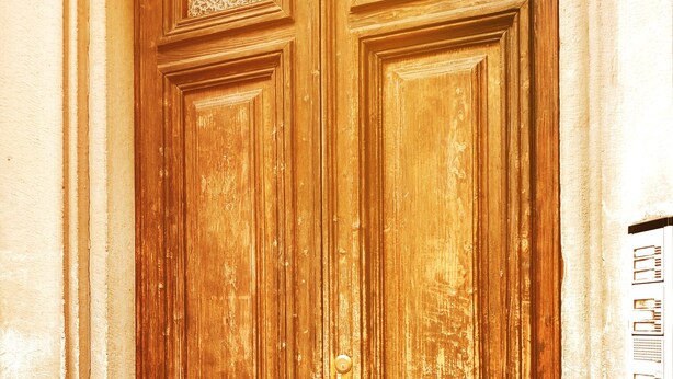 A wooden double door with a brass handle and a textured glass panel above it. - Maison Le Panche - Careggi - Loft - double exposure - on-street parking  (Firenze)