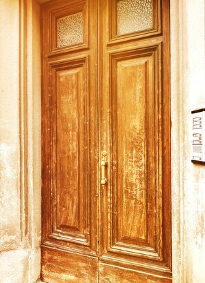 A wooden double door with a brass handle and a textured glass panel above it. - Maison Le Panche - Careggi - Loft - double exposure - on-street parking  (Firenze)