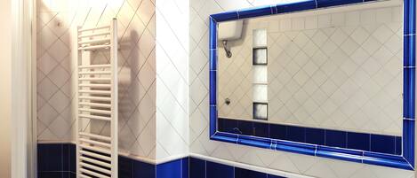 Douche, articles de toilette écologiques, sèche-cheveux, bidet