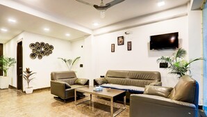 Una sala moderna con un conjunto de sofá, una mesa de centro y decoración en la pared.