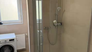 Dusche, Haartrockner, Handtücher