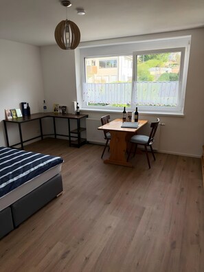 2 chambres, fer et planche à repasser, Wi-Fi, draps fournis