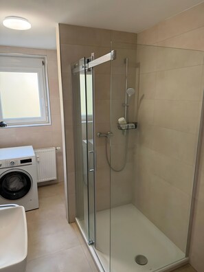 Douche, sèche-cheveux, serviettes fournies