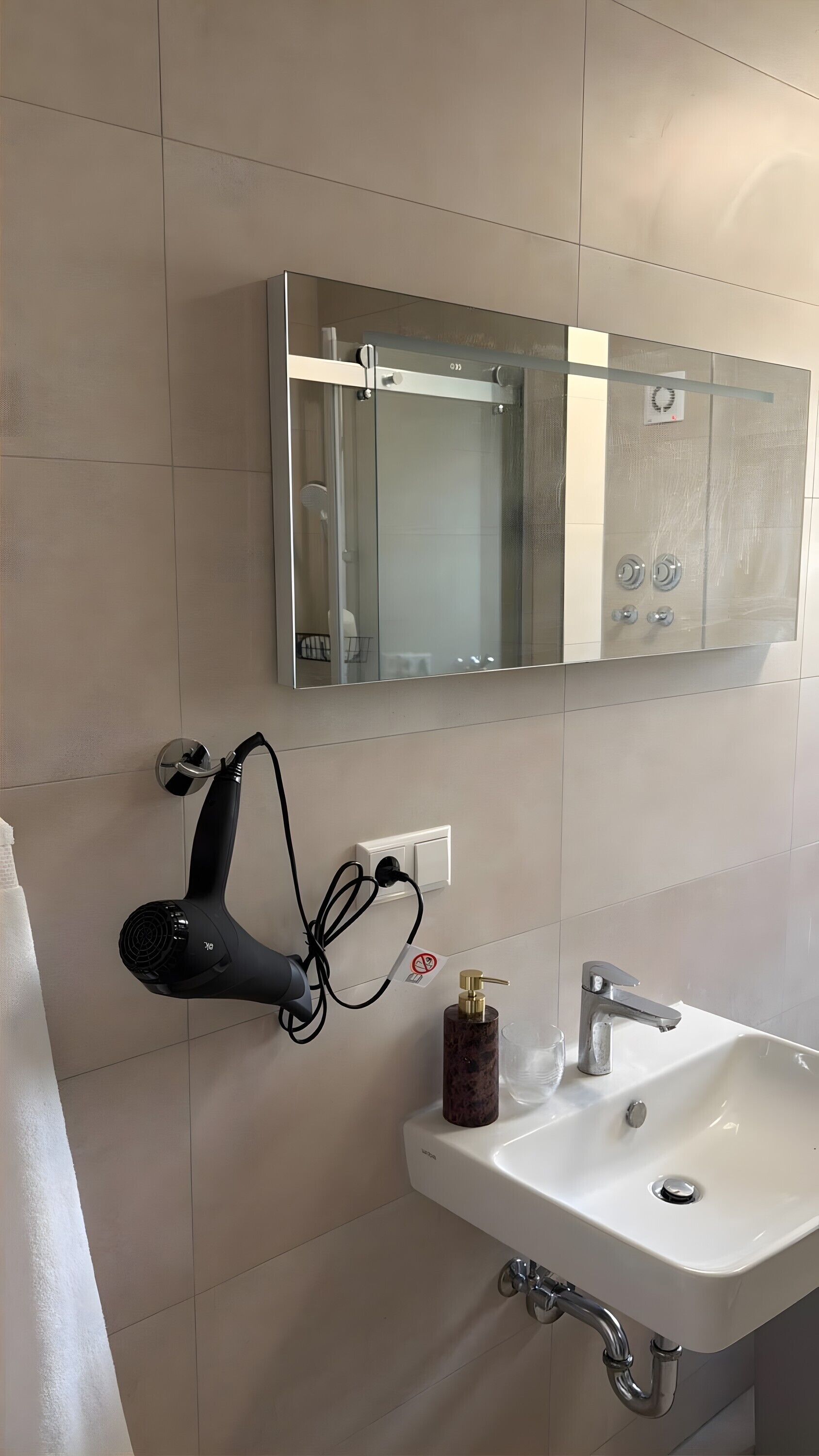 Shower, hair dryer, towels