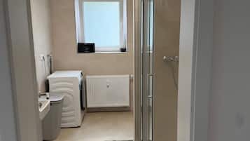 Dusche, Haartrockner, Handtücher