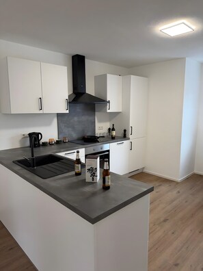 Réfrigérateur, micro-ondes, plaque de cuisson, lave-vaisselle