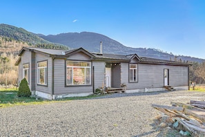 House (3 Bedrooms) | Interior - Nature Art Retreat on Breckenridge Creek w/ Pond! (Sumas)
