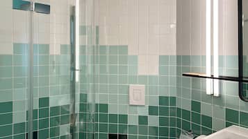 Dusche, Haartrockner, Handtücher, Shampoo