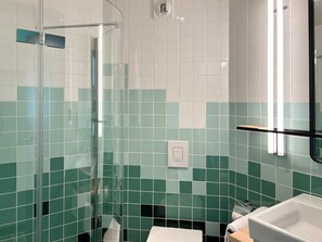 Shower, hair dryer, towels, shampoo