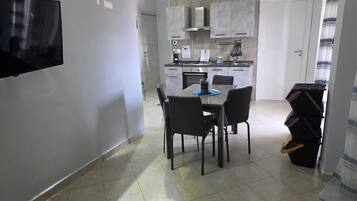 Deluxe Condo | Private kitchen | Fridge, oven, stovetop, cookware/dishes/utensils