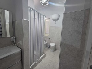 Deluxe Condo | Bathroom | Shower, free toiletries, hair dryer, slippers - 40parallelo (Castel Volturno)