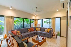 Smart TV, books - Cozy Nest 4Bhk Private Villa with Private Pool, Anjuna Beach North Goa (Vagator)