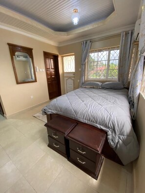 2 habitaciones, tabla de planchar con plancha, wifi y ropa de cama 