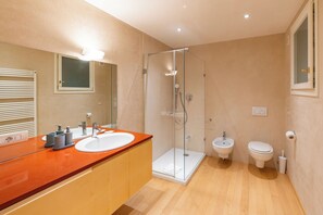 Apartment, Stadtblick | Badezimmer | Haartrockner, Handtücher, Seife, Shampoo