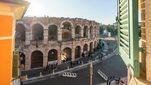An ancient stone building with multiple arches and a street in front. - Residenza Rubiani con Vista Arena (Verona)