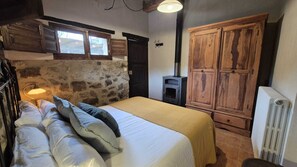Standaard tweepersoonskamer, privébadkamer, uitzicht op bergen | Luxe beddengoed, donsdekens, gratis wifi, beddengoed