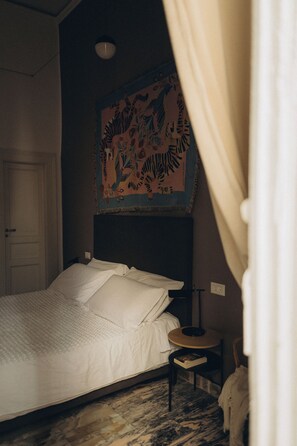 Caja de seguridad en la habitación, escritorio y cortinas blackout 