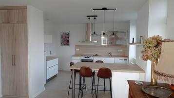 Køleskab, mikrobølgeovn, ovn, kogeplade