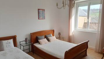 4 bedrooms, iron/ironing board, WiFi