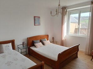 4 bedrooms, iron/ironing board, WiFi - Fully Renovated Cottage in Basse Corrèze, Sleeps 8, Quiet and Scenic (Beynat)