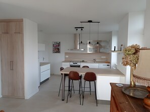Réfrigérateur, four à micro-ondes, un four, surface de cuisson