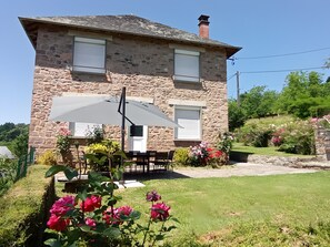 Outdoor dining - Fully Renovated Cottage in Basse Corrèze, Sleeps 8, Quiet and Scenic (Beynat)