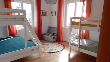 4 slaapkamers, een strijkplank/strijkijzer, wifi