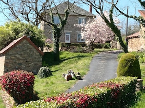 Property grounds - Fully Renovated Cottage in Basse Corrèze, Sleeps 8, Quiet and Scenic (Beynat)