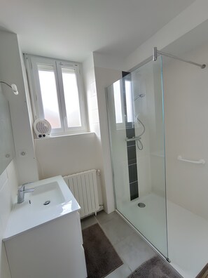 Shower, hair dryer - Fully Renovated Cottage in Basse Corrèze, Sleeps 8, Quiet and Scenic (Beynat)