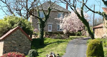 Basse corrÚze, gßte entiÚrement rénové, 8 à 12 pers. maxi