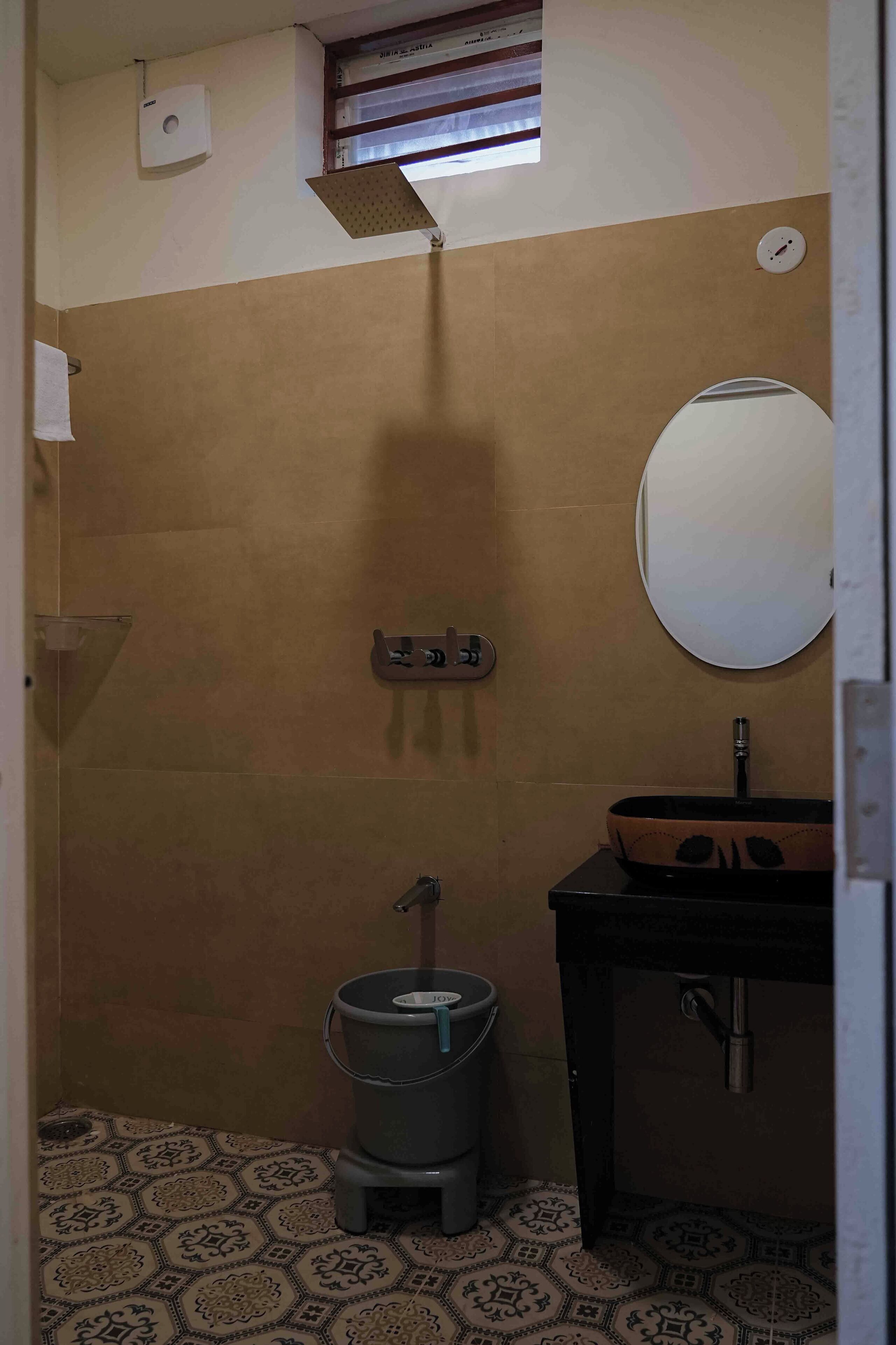 Un baño con inodoro, bidé y lavamanos.